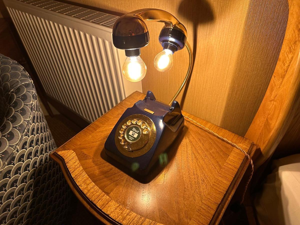 Chester House Guest House Ngoại thất bức ảnh A telephone lamp