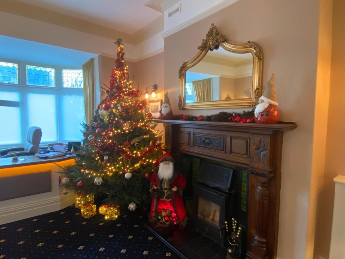Chester House Guest House Ngoại thất bức ảnh The Christmas tree at the station