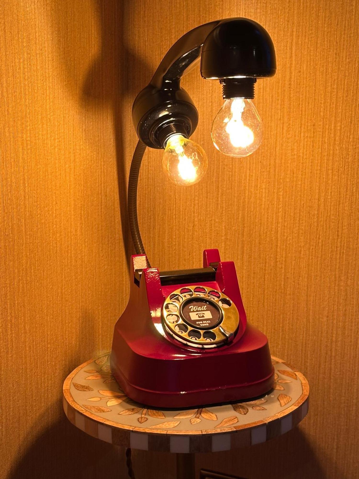 Chester House Guest House Ngoại thất bức ảnh A telephone lamp