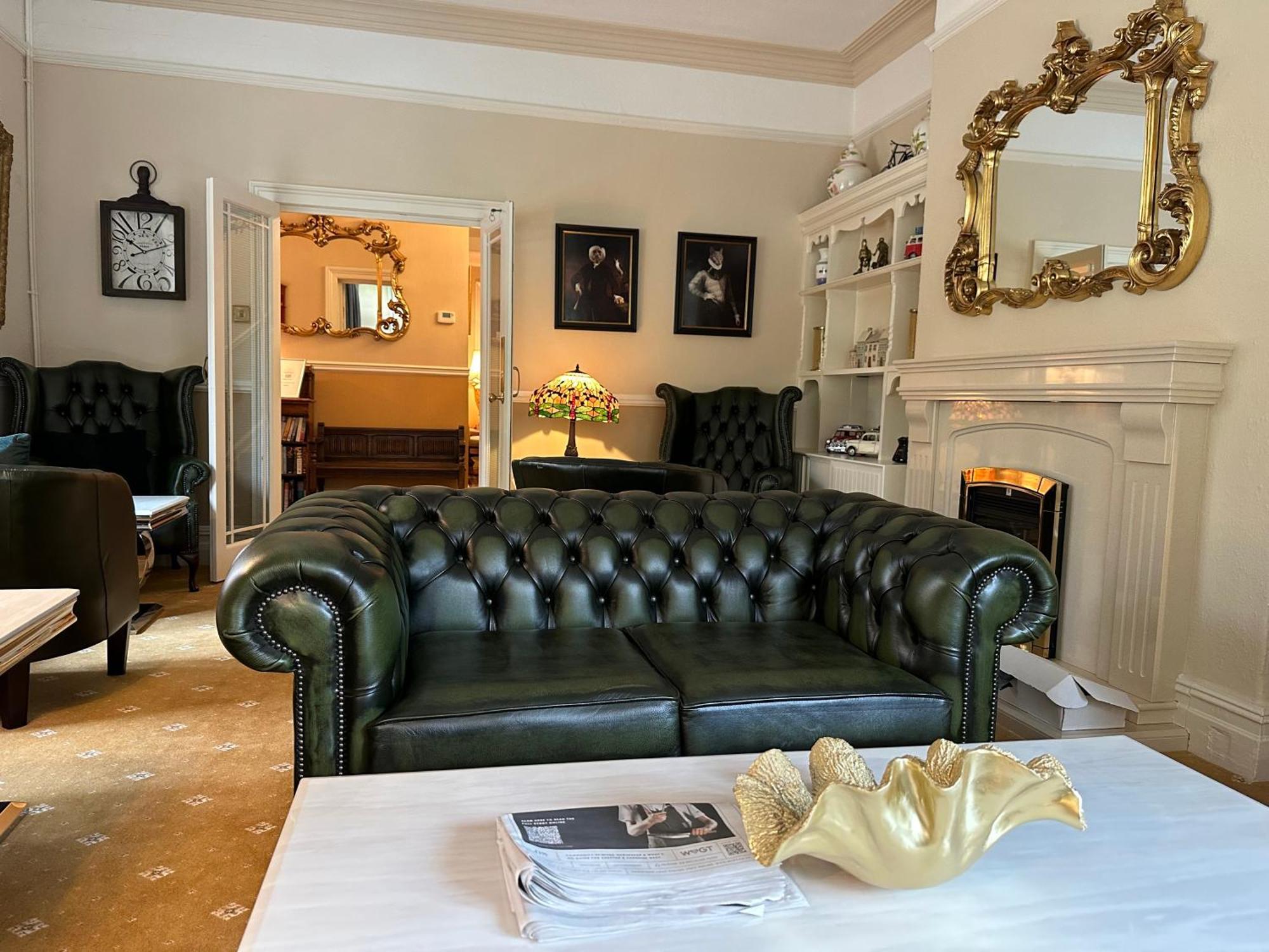 Chester House Guest House Ngoại thất bức ảnh A green leather Chesterfield sofa