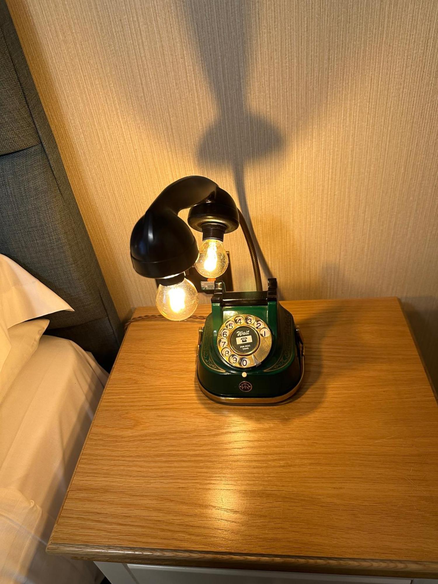 Chester House Guest House Ngoại thất bức ảnh A telephone lamp